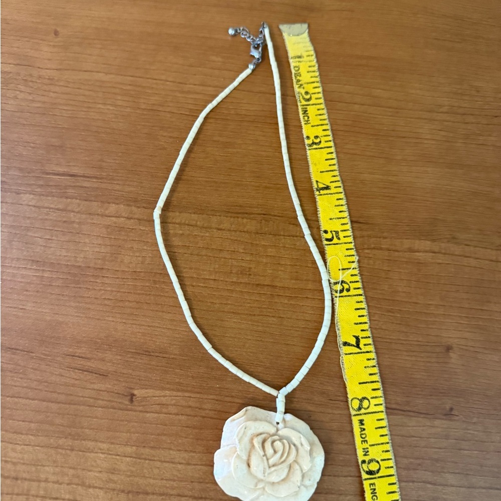 Antique carved bovine bone necklace with a rose pendant. - Picture 3 of 3
